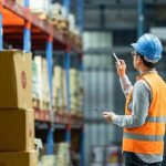 Nhân viên kho nhận và kiểm tra hàng hóa