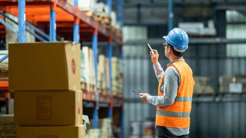 Nhân viên kho nhận và kiểm tra hàng hóa